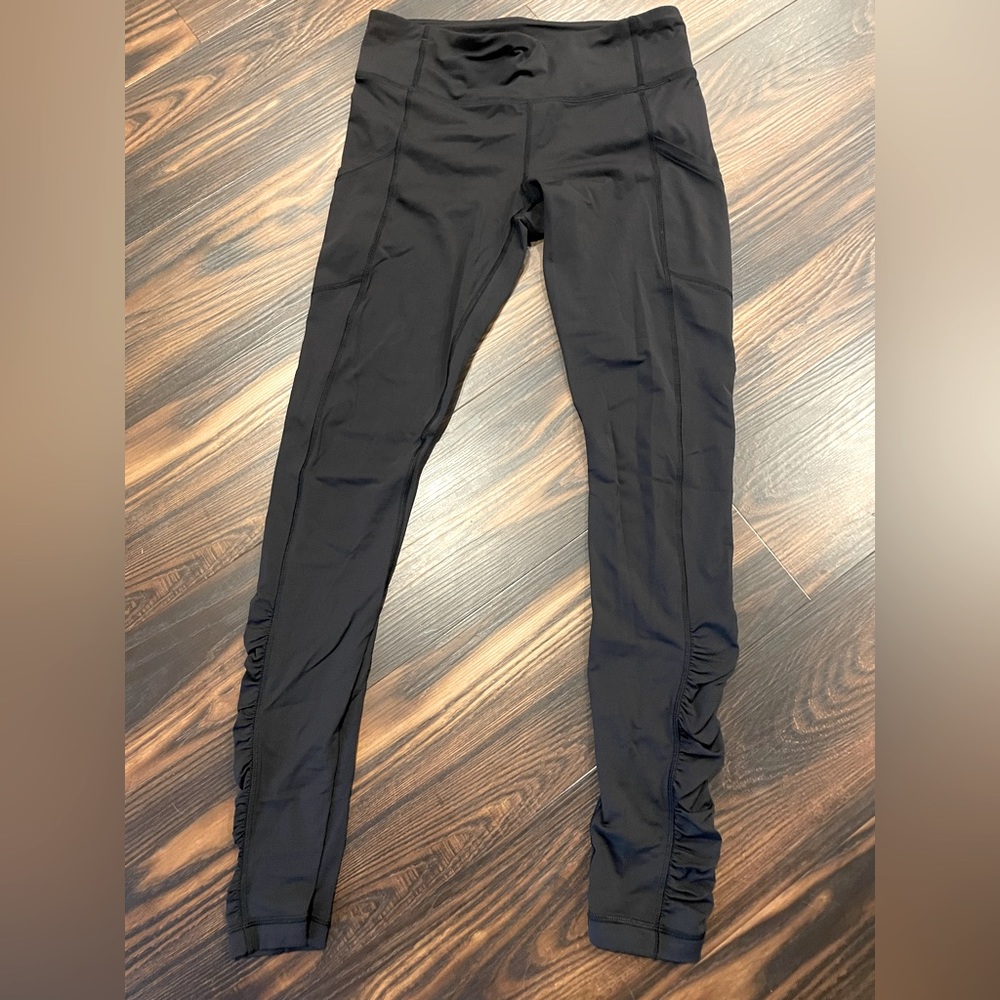 Lululemon 7/8 leggings. Side ruched detail on lower outsides. Size 8. EUC